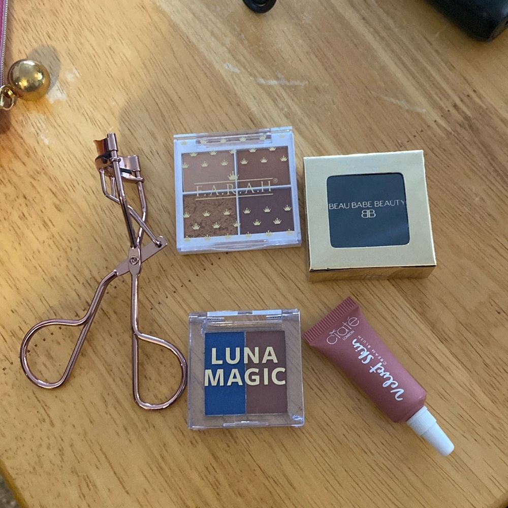 Ipsy bag with make up and eyelash curler